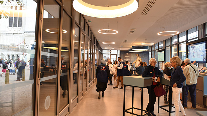 Pavillon d'accueil de Fourvière - Intérieur- Façade vitrée - Personnes installées 