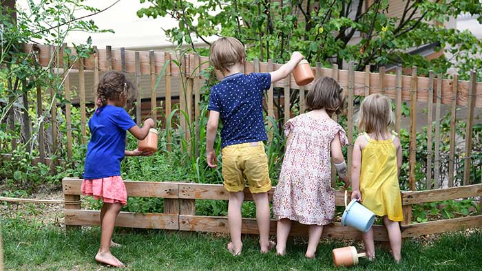 Les enfants arrosent le potager