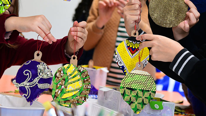 Un atelier à l'école Saint-André pour décorer le sapin de Noël place Péri.