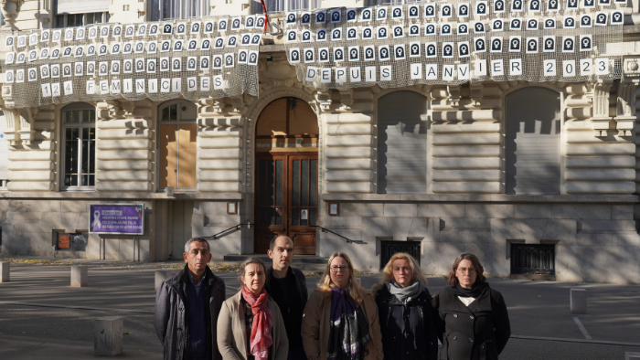 Façade mairie du 7e hommages aux victimes de féminicides - 1 