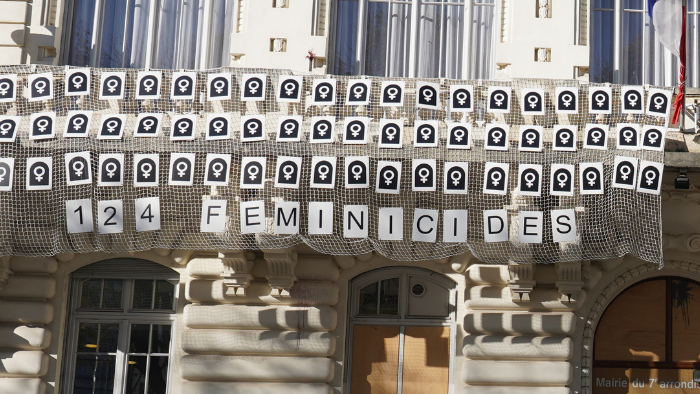 Façade mairie du 7e hommages aux victimes de féminicides - 3 