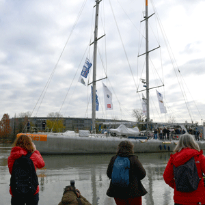 La goélette Tara est amarrée au pied du musée des Confluences