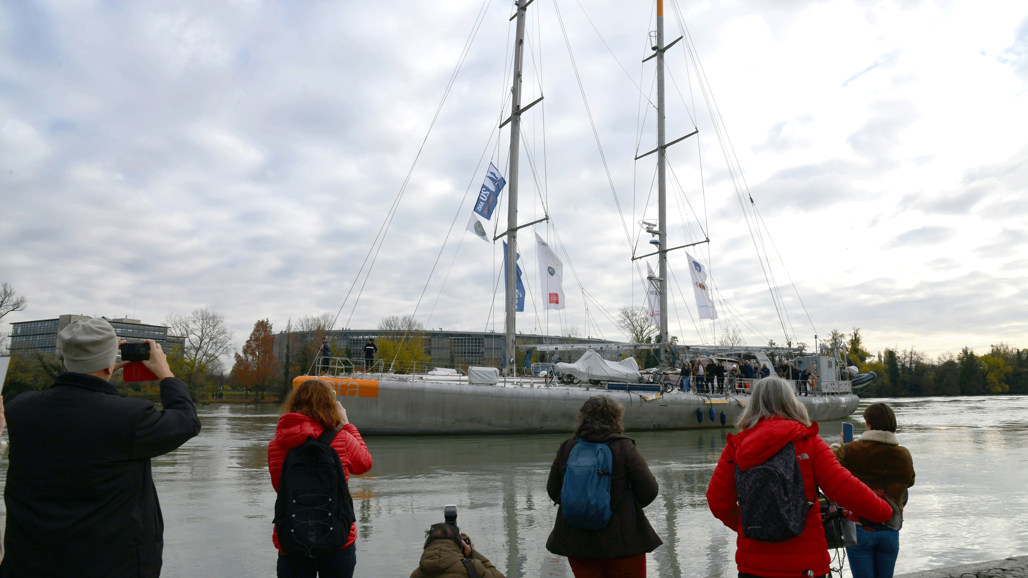 La goélette Tara est amarrée au pied du musée des Confluences