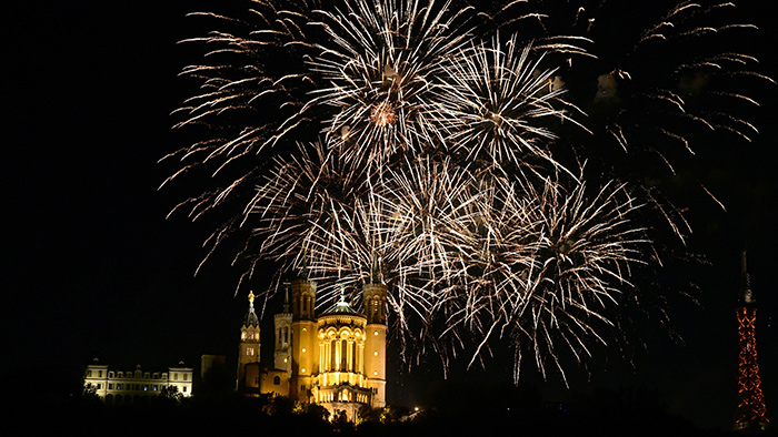 Feu d'artifice tiré depuis la basilique de fourvière à la nuit tombée