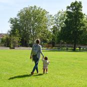 4 nouveaux hectares Parc Blandan. Maman et petit enfant sur la pelouse